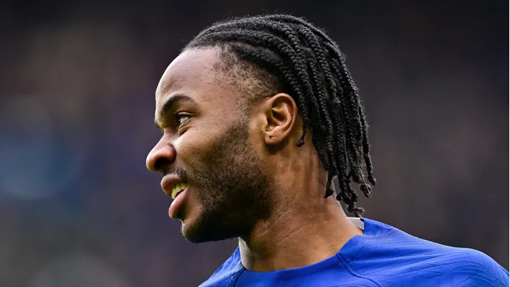 Chelsea cogita rescindir com Sterling por salário de R$2,3 mi semanais. (Photo by Mike Hewitt/Getty Images)