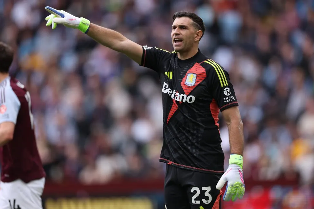 Emiliano Martínez, do Aston Villa, durante a partida da Premier League entre Aston Villa FC e Fulham FC, no Villa Park, em 3 de maio de 2025, em Birmingham, Inglaterra. Foto: Michael Steele/Getty Images