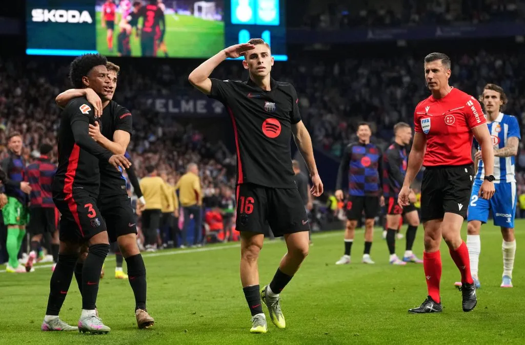 Fermín López, do FC Barcelona, ​​comemora o segundo gol de sua equipe durante a partida da LaLiga entre RCD Espanyol de Barcelona e FC Barcelona no Estádio RCDE, em 15 de maio de 2025, em Barcelona, ​​Espanha. Foto: Alex Caparros/Getty Images