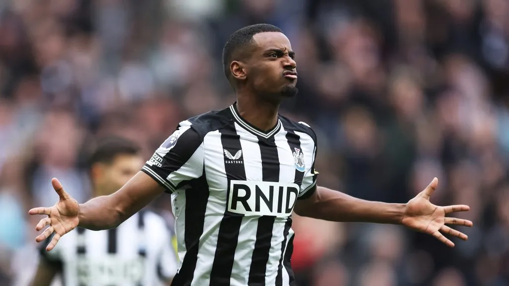 Isak deixou o Newcastle. (Photo by George Wood/Getty Images) (Photo by George Wood/Getty Images)