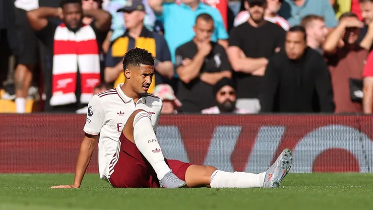 Saliba após lesão em jogo contra o Liverpool. Foto: Carl Recine/Getty Images