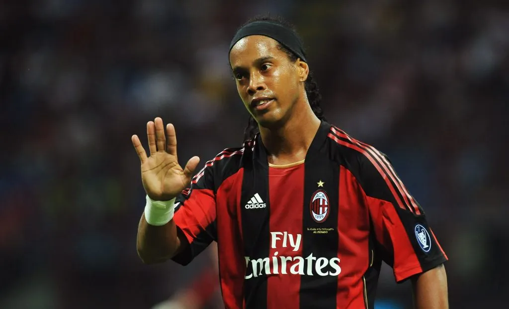 Ronaldinho nos tempos de Milan (Photo by Valerio Pennicino/Getty Images)
