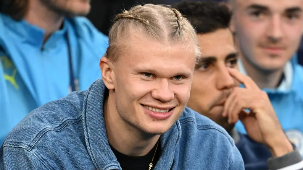 Haaland, no banco de reservas, de jaqueta azul