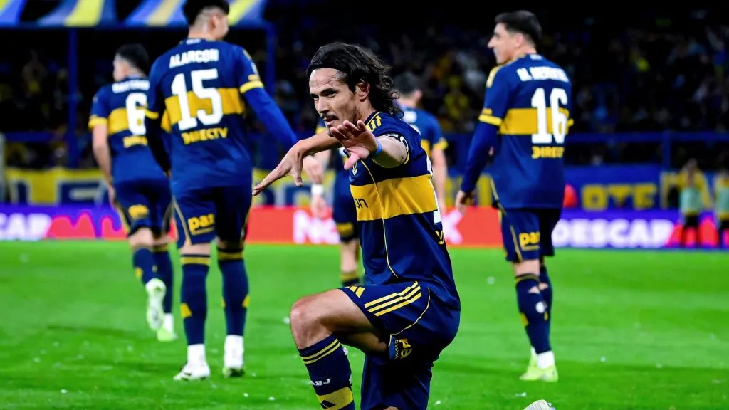 Edinson Cavani comemorando gol pelo Boca Juniors. Foto: Marcelo Endelli/Getty Images