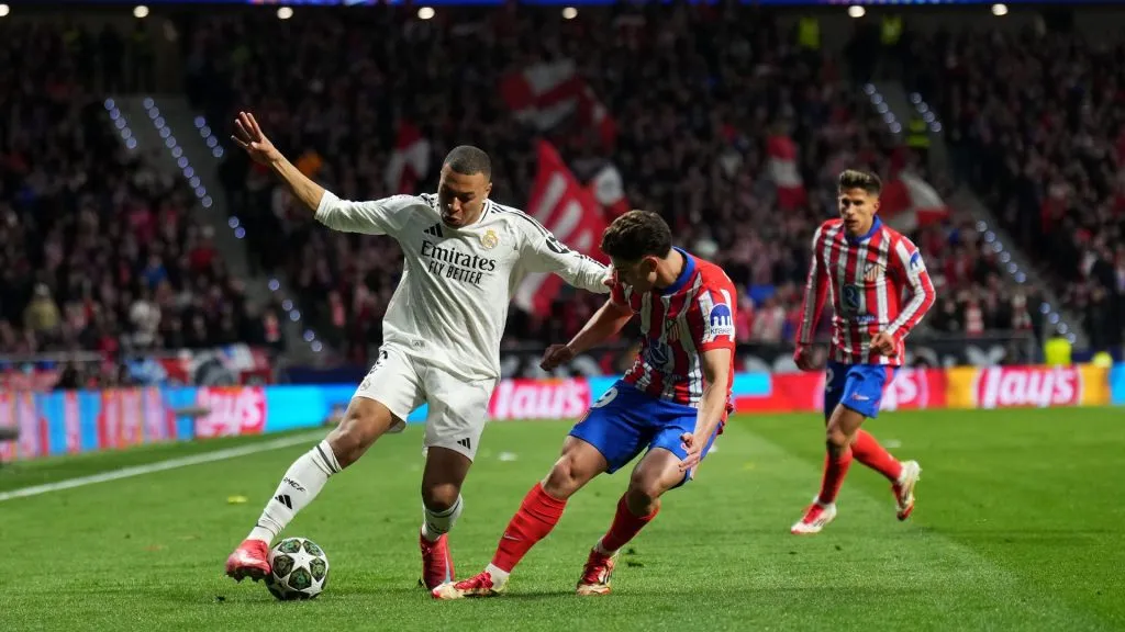 Mbappé disputa bola com Julián Álvarez em jogo da Champions League (Angel Martinez/Getty Images)