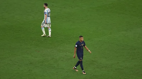 Kylian Mbappé, da França, passa pelo argentino Lionel Messi após cobrar seu pênalti durante a final da Copa do Mundo da FIFA Catar 2022 entre Argentina e França no Estádio Lusail, em 18 de dezembro de 2022, em Lusail City, Catar. Foto: Alex Pantling/Getty Images