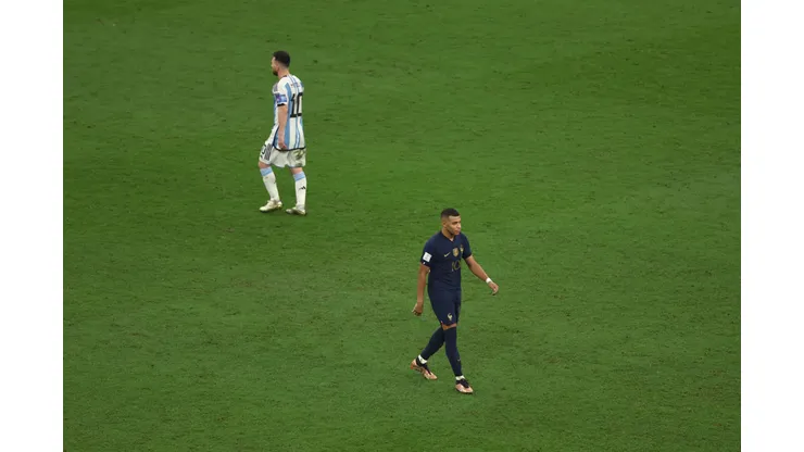 Kylian Mbappé, da França, passa pelo argentino Lionel Messi após cobrar seu pênalti durante a final da Copa do Mundo da FIFA Catar 2022 entre Argentina e França no Estádio Lusail, em 18 de dezembro de 2022, em Lusail City, Catar. Foto: Alex Pantling/Getty Images