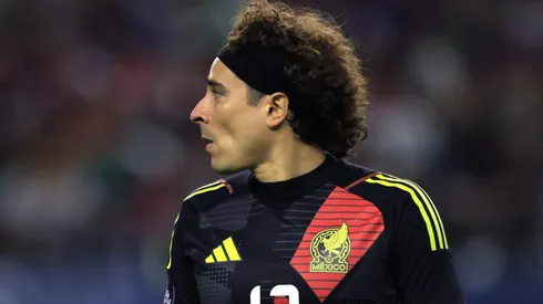 O veterano goleiro mexicano Guillermo Ochoa surpreendeu ao deixar uma reunião para assinar com o Burgos e não retornar, alegando alterações contratuais inaceitáveis. (Photo by Ron Jenkins/Getty Images)