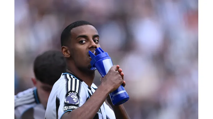 O jogador do Newcastle, Alexander Isak, bebe de uma garrafa durante a partida da Premier League entre Newcastle United FC e Everton FC no St James' Park, em 25 de maio de 2025, em Newcastle upon Tyne, Inglaterra. Foto: Stu Forster/Getty Images