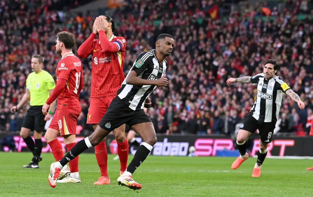 Alexander Isak, jogador do Newcastle United, comemora após marcar o segundo gol, enquanto o capitão do Liverpool, Virgil van Dijk, reage desanimado durante a final da Copa da Liga Inglesa entre Liverpool e Newcastle United no Estádio de Wembley, em 16 de março de 2025, em Londres, Inglaterra. Foto: Stu Forster/Getty Images