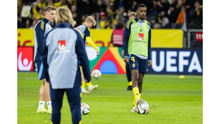 Alexander Isak, da Suécia, aquece antes da partida do Grupo C1 da Liga C da UEFA Nations League 2024/25 entre Suécia e Eslováquia, na Strawberry Arena, em 16 de novembro de 2024, em Solna, Suécia. Foto: Michael Campanella/Getty Images