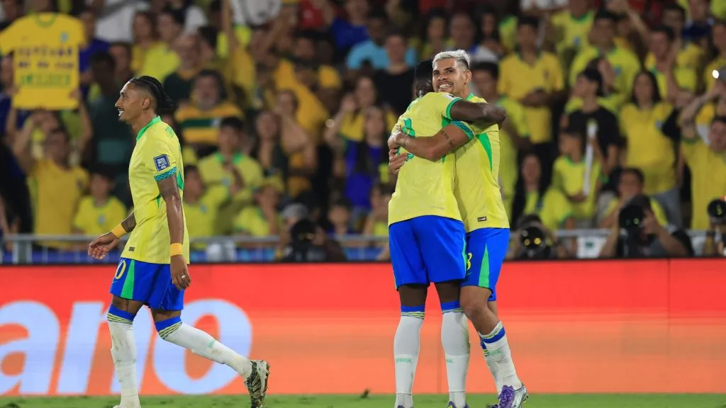 Luiz Henrique comemorando com Bruno Guimarães após terceiro gol do Brasil. Foto: Buda Mendes/Getty Images