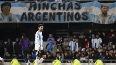 Lionel Messi da Argentina observa durante a partida sul-americana de qualificação para a Copa do Mundo FIFA 2026 entre Argentina e Venezuela no Estádio Más Monumental Antonio Vespucio Liberti em 04 de setembro de 2025 em Buenos Aires, Argentina. Foto: Marcos Brindicci/Getty Images
