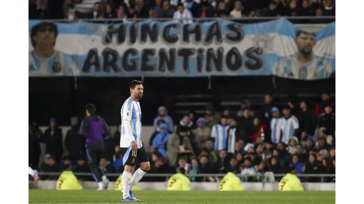 Lionel Messi da Argentina observa durante a partida sul-americana de qualificação para a Copa do Mundo FIFA 2026 entre Argentina e Venezuela no Estádio Más Monumental Antonio Vespucio Liberti em 04 de setembro de 2025 em Buenos Aires, Argentina. Foto: Marcos Brindicci/Getty Images