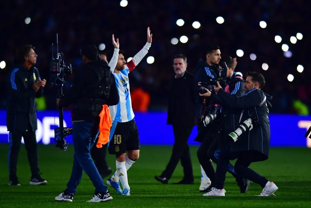 Lionel Messi da Argentina acena para os fãs após vencer a partida sul-americana de qualificação para a Copa do Mundo FIFA 2026 entre Argentina e Venezuela no Estádio Más Monumental Antonio Vespucio Liberti em 04 de setembro de 2025 em Buenos Aires, Argentina. Foto: Marcelo Endelli/Getty Images