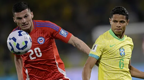 Na vitória do Brasil sobre o Chile pelas Eliminatórias da Copa de 2026, Douglas Santos se destacou como lateral construtor, participando ativamente das jogadas ofensivas e contribuindo decisivamente para o gol de Estevão. Foto: Alexandre Loureiro/AGIF