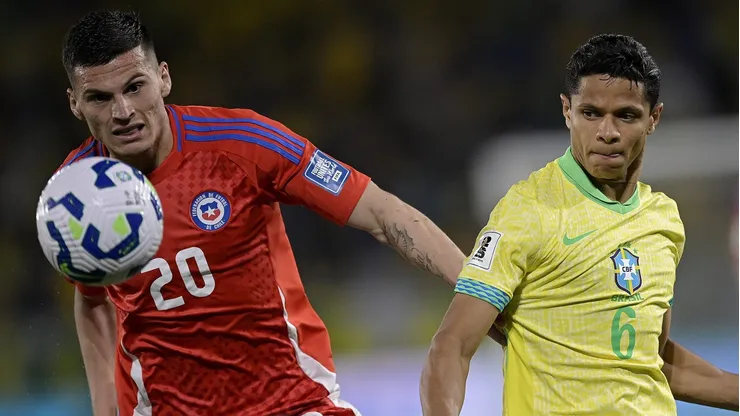 Na vitória do Brasil sobre o Chile pelas Eliminatórias da Copa de 2026, Douglas Santos se destacou como lateral construtor, participando ativamente das jogadas ofensivas e contribuindo decisivamente para o gol de Estevão. Foto: Alexandre Loureiro/AGIF