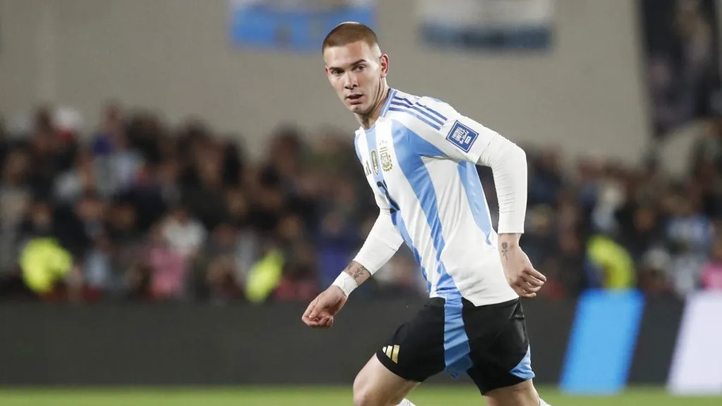 Franco Mastantuono com a camisa da Seleção Argentina. Foto: Marcos Brindicci/Getty Images