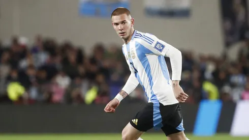 Franco Mastantuono com a camisa da Seleção Argentina. Foto: Marcos Brindicci/Getty Images