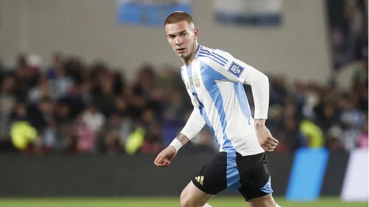 Franco Mastantuono com a camisa da Seleção Argentina. Foto: Marcos Brindicci/Getty Images