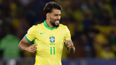 Carlo Ancelotti se empolga com Lucas Paquetá após vitória da Seleção Brasileira sobre o Chile. Foto: Ruano Carneiro/Getty Images