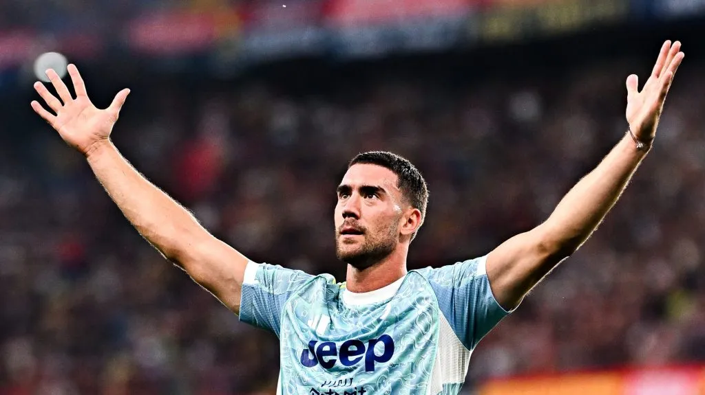 Vlahovic, com a camisa azul da Juventus