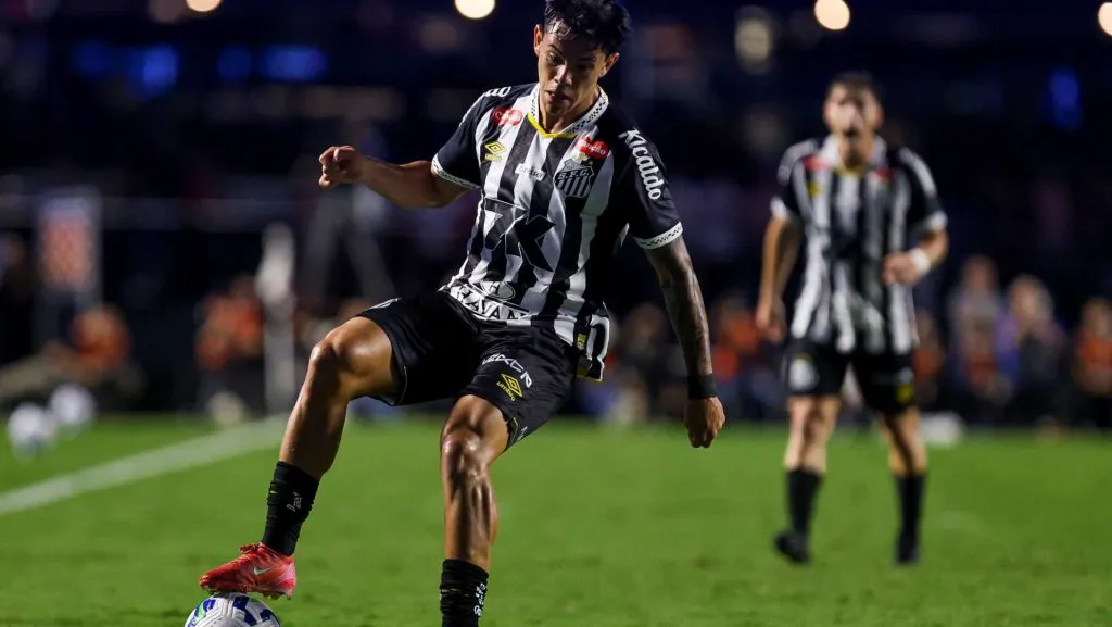 JP Chermont, do Santos, controla a bola durante a partida Brasileirão 2025. Foto: Ricardo Moreira/Getty Images