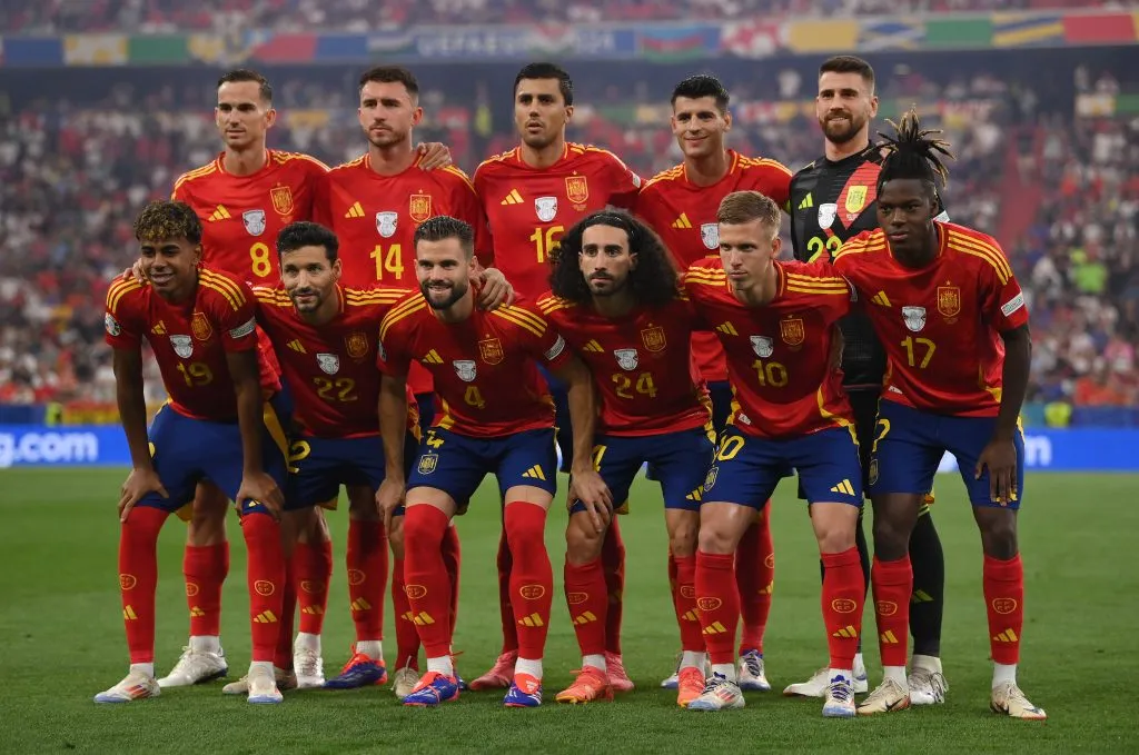 Cucurella e Lamine Yamal são companheiros de Seleção na Espanha. Ele comentou que não pode ir muito forte para cima do jogador na Champions League e brincou dizendo: “Não posso machucá-lo, porque senão não consigo voltar para a seleção”. (Photo by Justin Setterfield/Getty Images)