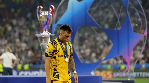 Lautaro Martínez com a medalha de vice-campeão da Champions League. Foto: Carl Recine/Getty Images