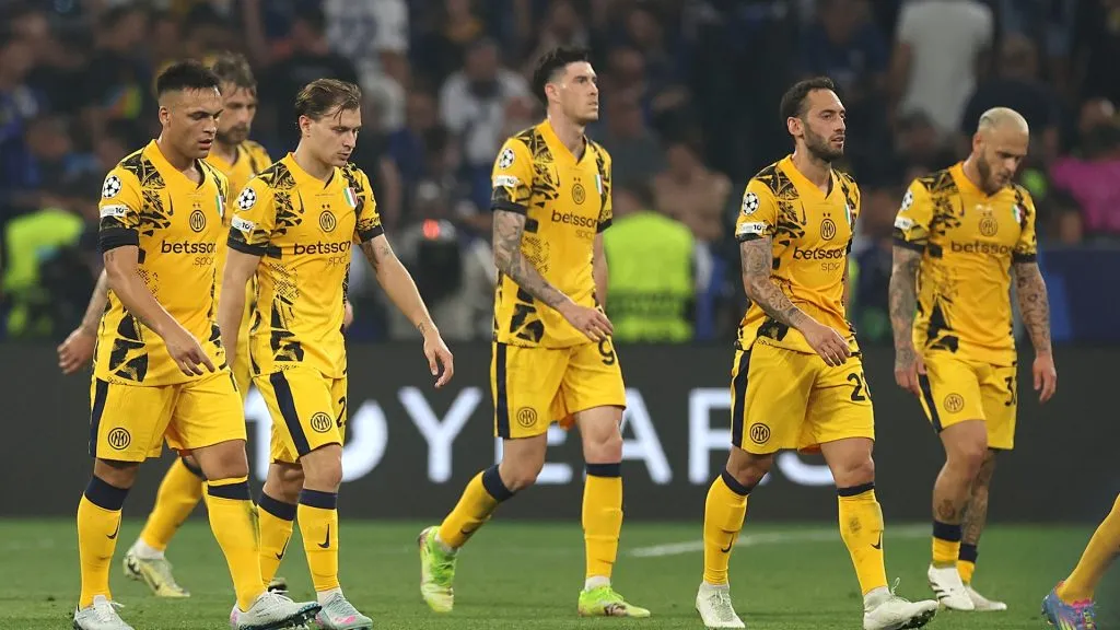 Jogadores da Inter de Milão abatidos durante a partida diante do PSG. Foto: Carl Recine/Getty Images