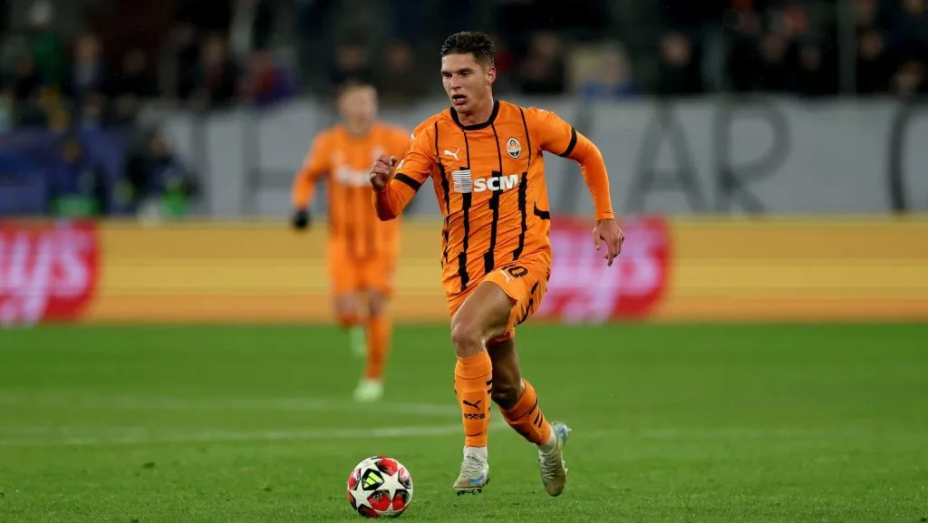 Sudakov corre com a bola durante a partida. Foto: Lars Baron/Getty Images