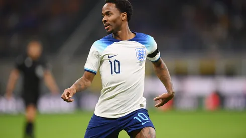 Sterling com a camisa da Inglaterra – Photo by Michael Regan/Getty Images