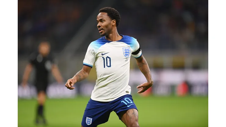 Sterling com a camisa da Inglaterra - Photo by Michael Regan/Getty Images