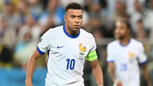 Mbappé fica parado e atitude do atacante é detectada em análise do gol de Olise pela França. (Photo by Mateusz Slodkowski/Getty Images)