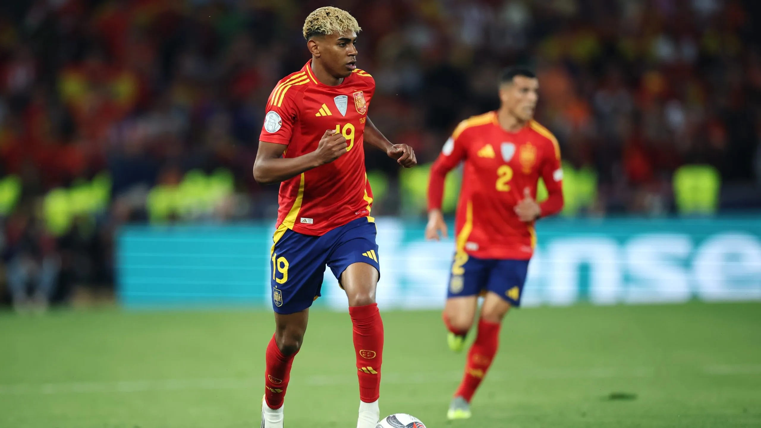 Lamine Yamal, da Espanha, controla a bola durante a partida semifinal da Liga das Nações da UEFA de 2025 entre Espanha e França na Arena Stuttgart, em 05 de junho de 2025, em Stuttgart, Alemanha. Foto: Alex Grimm/Getty Images