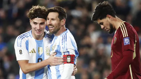 Apesar do início instável na LALIGA, jogadores como Julián Álvarez, Thiago Almada e Nahuel Molina brilharam pela Argentina, mostrando assistências decisivas e reforçando o otimismo de Simeone. (Photo by Marcos Brindicci/Getty Images)