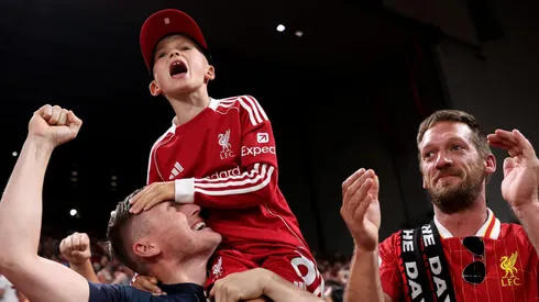 O Liverpool surpreende ao superar Manchester United e Manchester City nas vendas de camisas no Aeroporto de Manchester, enquanto Leeds United também se destaca. (Photo by Michael Steele/Getty Images)