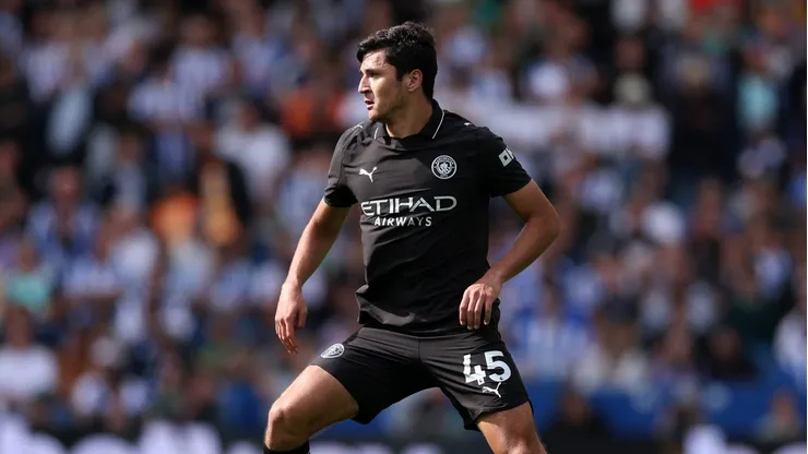 Substituído contra o Brighton, o defensor uzbeque sofreu lesão na panturrilha e será ausência na seleção de seu país. (Photo by Justin Setterfield/Getty Images)