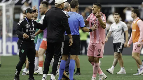 O chefe de segurança Gene Ramirez, do Seattle Sounders, e Luis Suárez, camisa 9, do Inter Miami CF, são separados após a final da Copa da Liga Inglesa entre Seattle Sounders e Inter Miami CF, no Lumen Field, em 31 de agosto de 2025, em Seattle, Washington. O Seattle Sounders venceu por 3 a 0. Foto: Alika Jenner/Getty Images