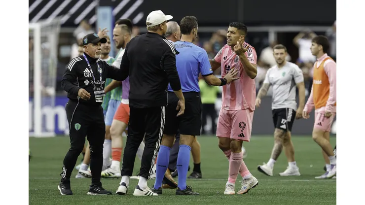 O chefe de segurança Gene Ramirez, do Seattle Sounders, e Luis Suárez, camisa 9, do Inter Miami CF, são separados após a final da Copa da Liga Inglesa entre Seattle Sounders e Inter Miami CF, no Lumen Field, em 31 de agosto de 2025, em Seattle, Washington. O Seattle Sounders venceu por 3 a 0. Foto: Alika Jenner/Getty Images