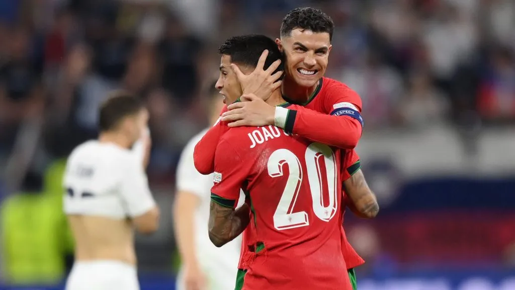 Cristiano Ronaldo e João Cancelo em jogo da Seleção Portuguesa. Foto: Justin Setterfield/Getty Images