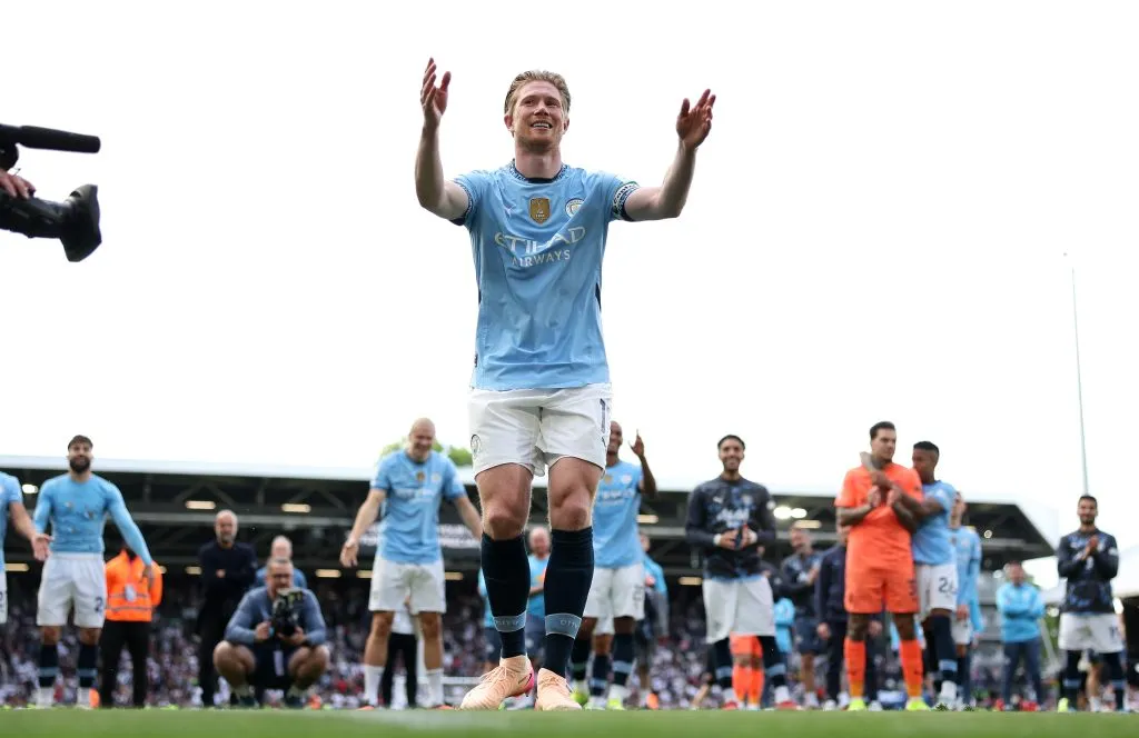 Kevin De Bruyne, do Manchester City, cumprimenta os torcedores após a partida da Premier League entre Fulham FC e Manchester City FC, em Craven Cottage, em 25 de maio de 2025, em Londres, Inglaterra. Foto: Alex Davidson/Getty Images