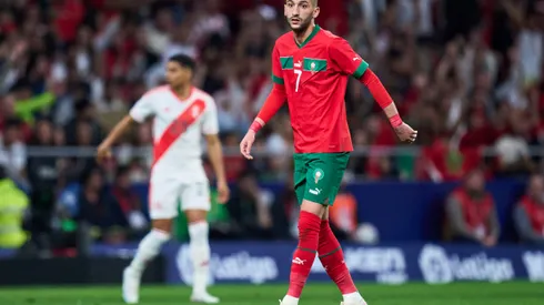 Hakim Ziyech, do Marrocos, observa durante o amistoso internacional entre Marrocos e Peru no Estádio Civitas Metropolitano, em 28 de março de 2023, em Madri, Espanha. Foto: Alex Caparros/Getty Images