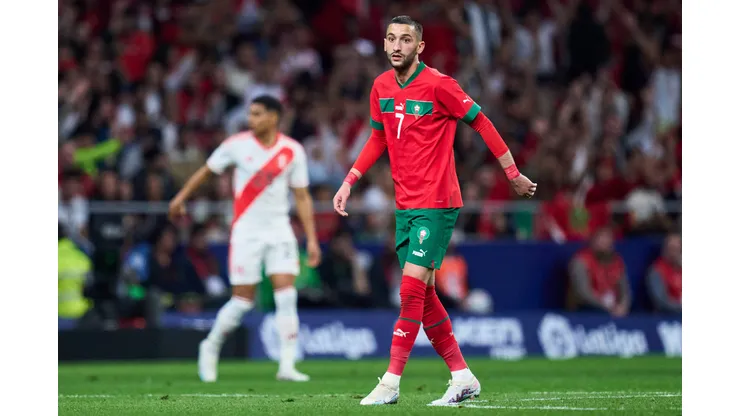 Hakim Ziyech, do Marrocos, observa durante o amistoso internacional entre Marrocos e Peru no Estádio Civitas Metropolitano, em 28 de março de 2023, em Madri, Espanha. Foto: Alex Caparros/Getty Images