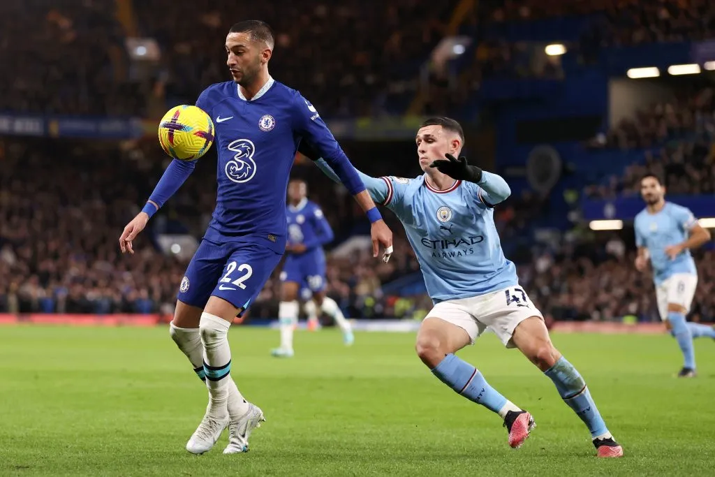 Hakim Ziyech, do Chelsea, controla a bola sob pressão de Phil Foden, do Manchester City, durante a partida da Premier League entre Chelsea FC e Manchester City, em Stamford Bridge, em 5 de janeiro de 2023, em Londres, Inglaterra. Foto: Ryan Pierse/Getty Images