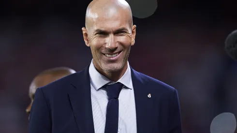 O técnico Zinedine Zidane, do Real Madrid, observa antes do início da partida da La Liga entre Sevilla FC e Real Madrid CF, no Estádio Ramón Sánchez Pizjuán, em 22 de setembro de 2019, em Sevilha, Espanha. Foto: Aitor Alcalde/Getty Images