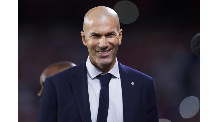 O técnico Zinedine Zidane, do Real Madrid, observa antes do início da partida da La Liga entre Sevilla FC e Real Madrid CF, no Estádio Ramón Sánchez Pizjuán, em 22 de setembro de 2019, em Sevilha, Espanha. Foto: Aitor Alcalde/Getty Images