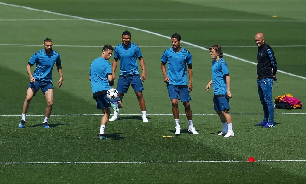 Cristiano Ronaldo, do Real Madrid CF, se exercita com companheiros de equipe sob a orientação do técnico Zinedine Zidane, durante um treino realizado durante o Real Madrid UEFA Open Media Day, antes da final da Liga dos Campeões da UEFA entre Real Madrid e Liverpool, no centro de treinamento de Valdebebas, em 22 de maio de 2018, em Madri, Espanha. Foto: Gonzalo Arroyo Moreno/Getty Images