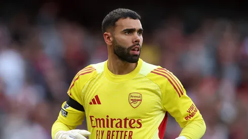 Enquanto Raya brilha no Arsenal, o United aposta em Senne Lammens para resolver problemas recentes na meta. (Photo by Julian Finney/Getty Images)