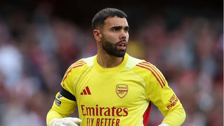 Enquanto Raya brilha no Arsenal, o United aposta em Senne Lammens para resolver problemas recentes na meta. (Photo by Julian Finney/Getty Images)